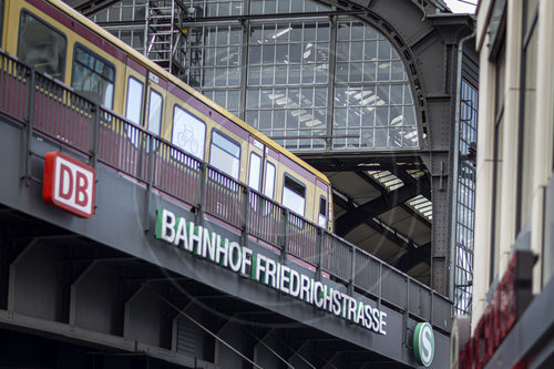 S-Bahn in Bahnhof Friedrichstrasse