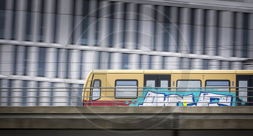 Fahrende S-Bahn Hauptbahnhof Berlin