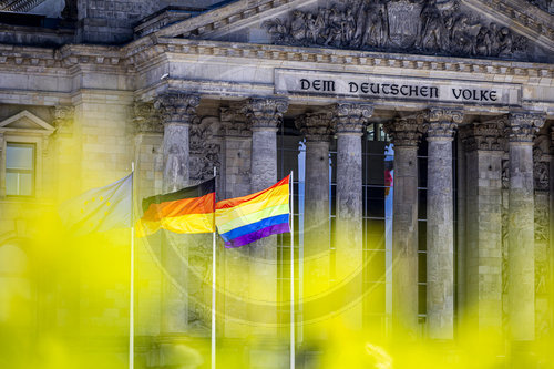 Regenbogenflagge auf dem Reichtagsgebaeude