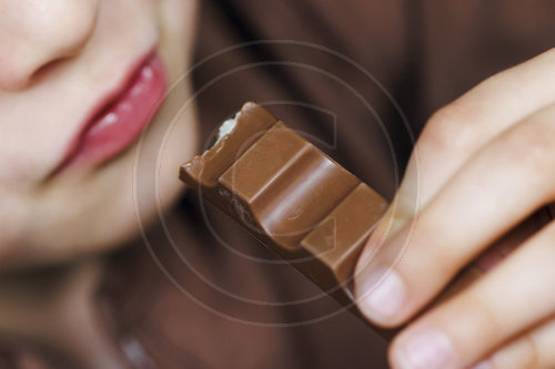 Ein Kind isst Schokolade
