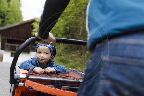 Kleinkind und Kinderwagen