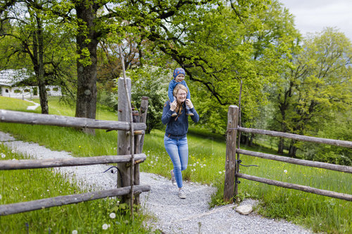 Kind wird auf der Schulter getragen