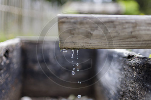 Wassertropfen an einem Brunnen