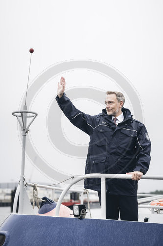 BM Lindner besucht Zoll in Hamburg