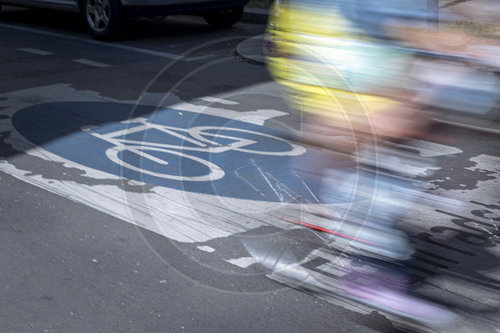 Radfahrer auf Markierung von Fahrradstrasse