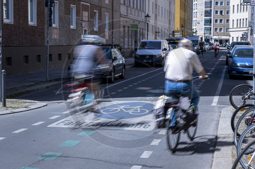 Radfahrer auf Markierung von Fahrradstrasse