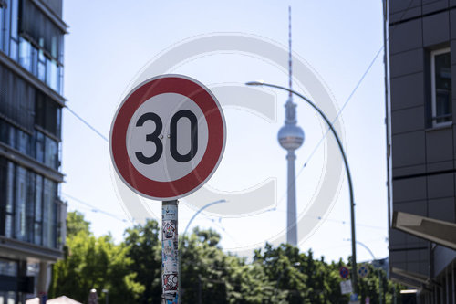 Tempo 30 Schild vor Berliner Fernsehturm