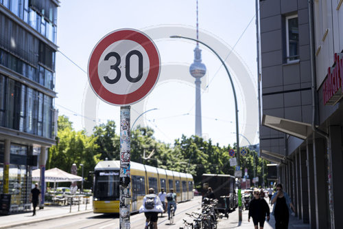 Tempo 30 Schild vor Berliner Fernsehturm