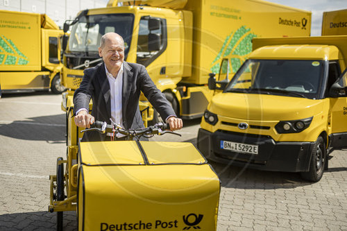 Bundeskanzler Olaf Scholz besucht Briefzentrum in Stahnsdorf