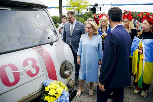 BMin Schulze besichtigt ukrainischen Rettungswagen