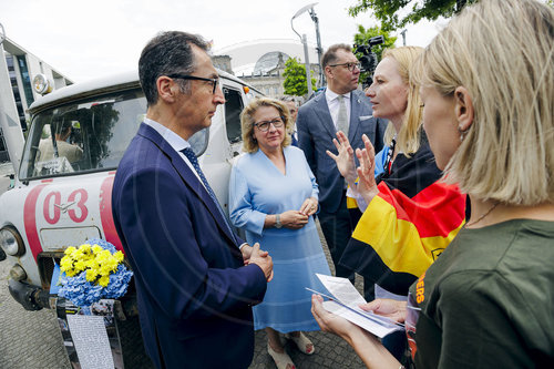 BMin Schulze besichtigt ukrainischen Rettungswagen