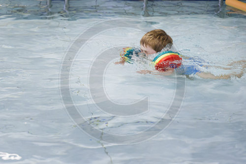 Vorschulkind im Schwimmbad