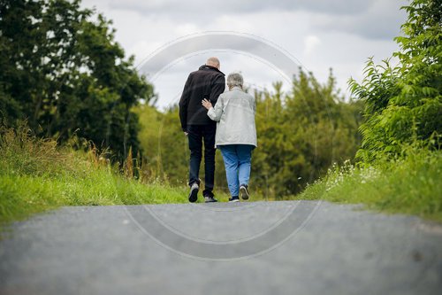Rentner beim Spaziergang