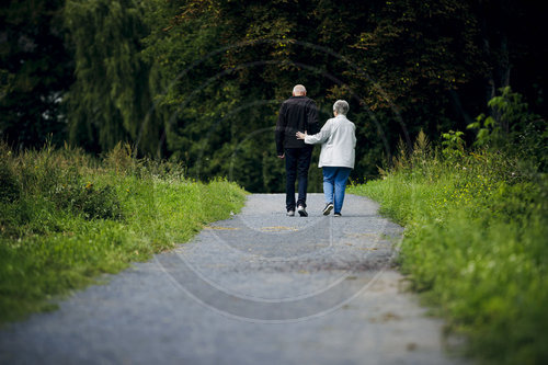Rentnerpaar geht spazieren