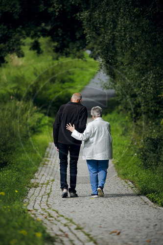 Rentner gehen spazieren