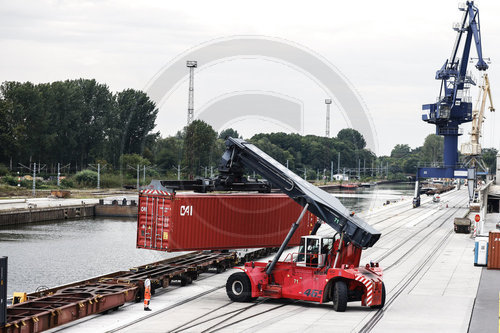 Eroeffnung Ladegleis im Hafen Koenigs-Wusterhausen