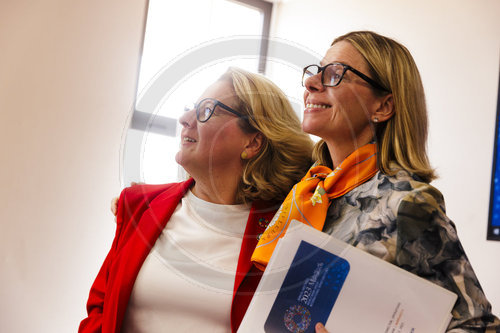 Svenja Schulze (SPD), Bundesministerin fuer wirtschaftliche Zusammenarbeit und Entwicklung,  und Anna Bjerde