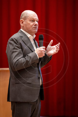 Bundeskanzler Olaf Scholz  im Buergerhaus am Schlaatz