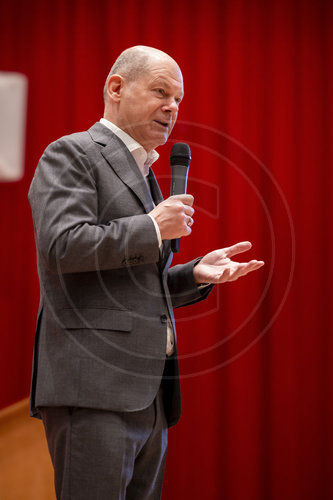 Bundeskanzler Olaf Scholz  im Buergerhaus am Schlaatz