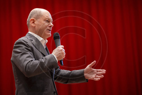 Bundeskanzler Olaf Scholz  im Buergerhaus am Schlaatz