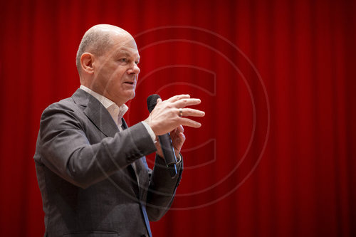 Bundeskanzler Olaf Scholz  im Buergerhaus am Schlaatz