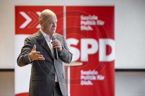 Bundeskanzler Olaf Scholz, SPD, im Buergerhaus am Schlaatz