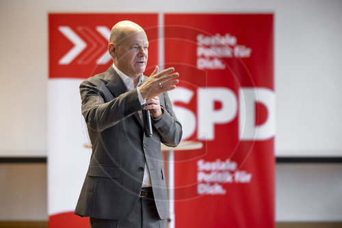 Bundeskanzler Olaf Scholz, SPD, im Buergerhaus am Schlaatz