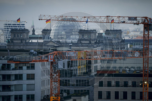 Reichstag mit Baukraenen