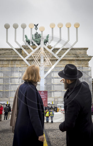 Chanukka  Leuchter am Brandenburger Tor