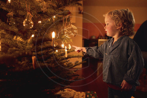 Kleinkind am Weihnachtsbaum, Toddler at the Christmas tree
