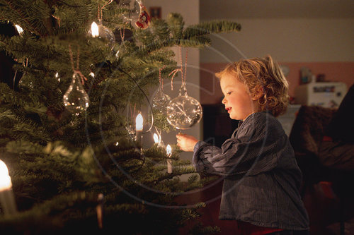 Kleinkind am Weihnachtsbaum, Toddler at the Christmas tree