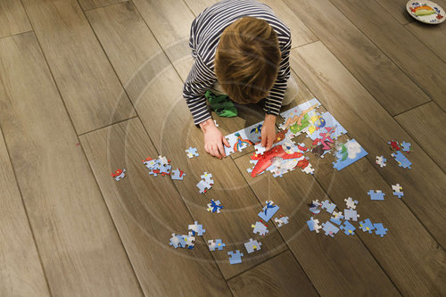 Kind konzentriert sich auf ein Puzzle