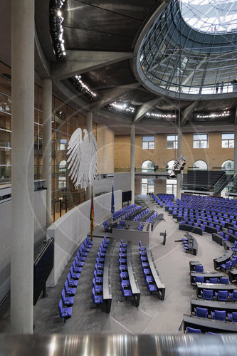 Leerer Plenarsaal im deutschen Bundestag