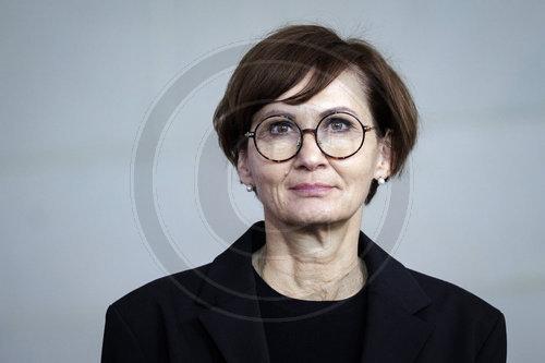 Bettina Stark-Watzinger bei Uebergabe Gutachten EFI