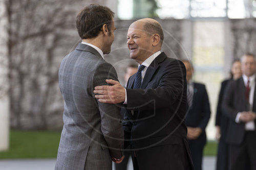 Olaf Scholz begruesst Emmanuel Macron