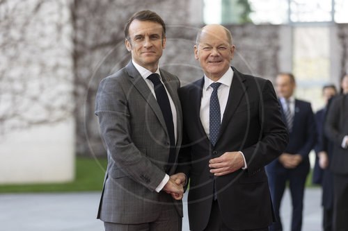 Olaf Scholz begruesst Emmanuel Macron