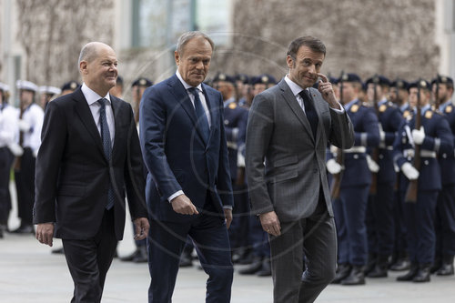 Olaf Scholz begruesst Emmanuel Macron und Donald Tusk mit militaerischen Ehren