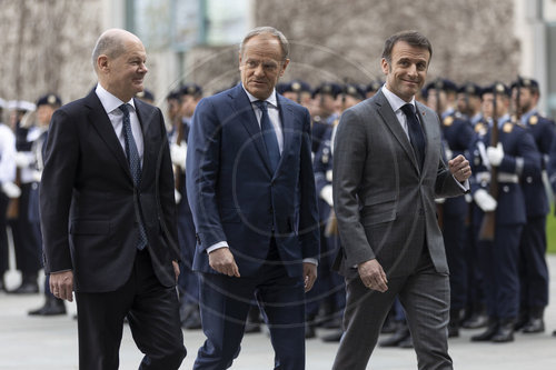 Olaf Scholz begruesst Emmanuel Macron und Donald Tusk mit militaerischen Ehren