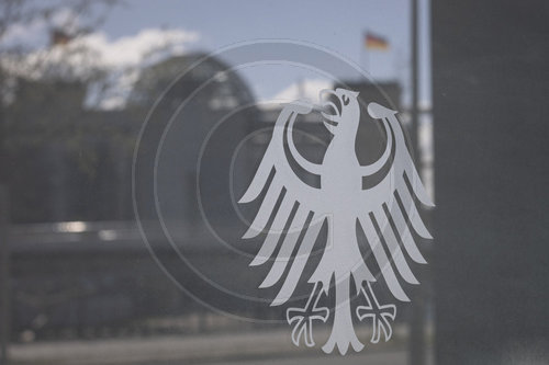Bundesadler mit Spiegelung Bundestag