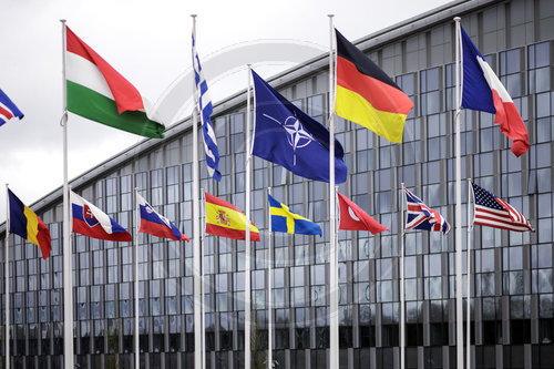 Flaggen vor dem NATO-Hauptquartier