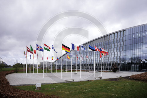 Flaggen vor dem NATO-Hauptquartier
