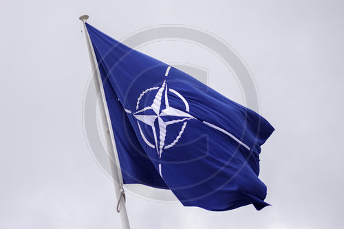 NATO-Flagge vor dem NATO-Hauptquartier