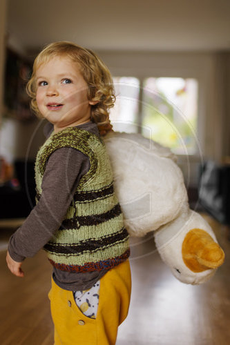 Kleinkind mit Kuscheltier