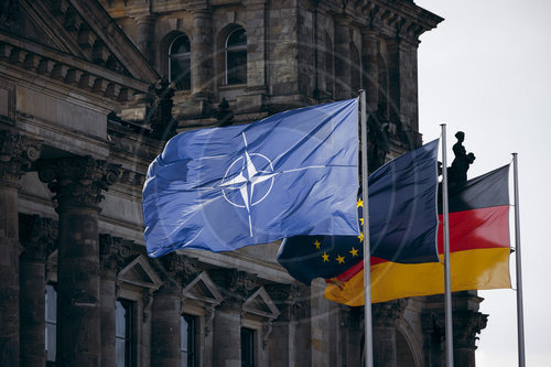 Am Reichstag ist die NATO Flagge Gehisst