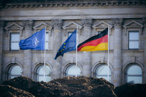 Am Reichstag ist die NATO Flagge Gehisst