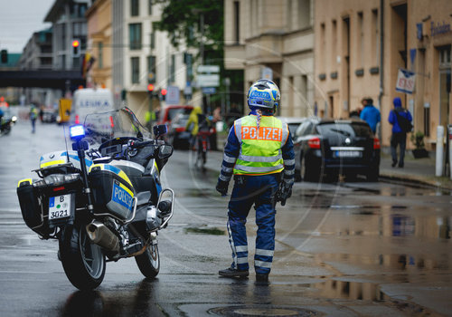 Polizistin im Regen