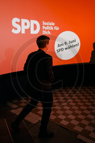 Kevin Kuehnert bei der Vorstellung der Europawahlkampagne