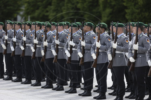 Soldaten vom Wachbataillon der Bundeswehr wahrend militaerischen Ehren