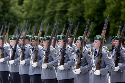 Soldaten vom Wachbataillon der Bundeswehr wahrend militaerischen Ehren