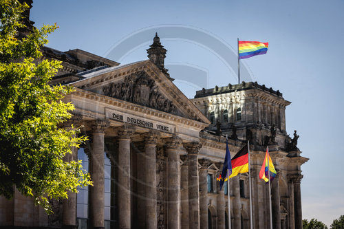 Regenbogenfahnen am Reichstagsgebaeude